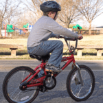 Niño aprendiendo equilibrio con bicicletas eléctricas sin pedales para niños al aire libre.