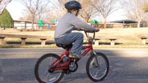 Niño aprendiendo equilibrio con bicicletas eléctricas sin pedales para niños al aire libre.