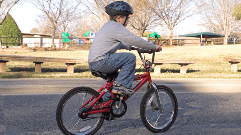 Niño aprendiendo equilibrio con bicicletas eléctricas sin pedales para niños al aire libre.