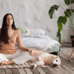 Mujer practicando yoga en casa disfrutando de los beneficios del yoga para la salud mental.