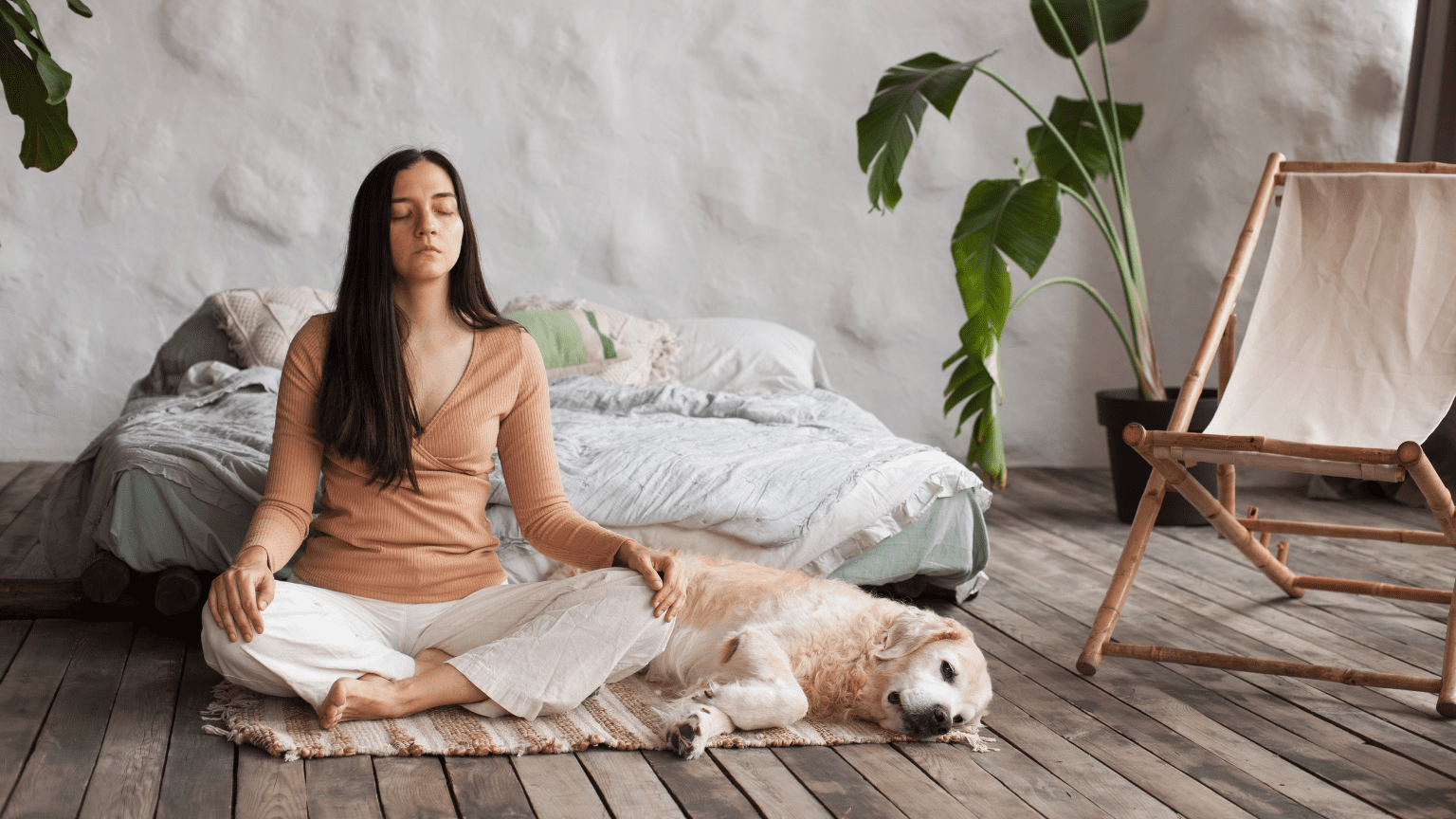 Mujer practicando yoga en casa disfrutando de los beneficios del yoga para la salud mental.
