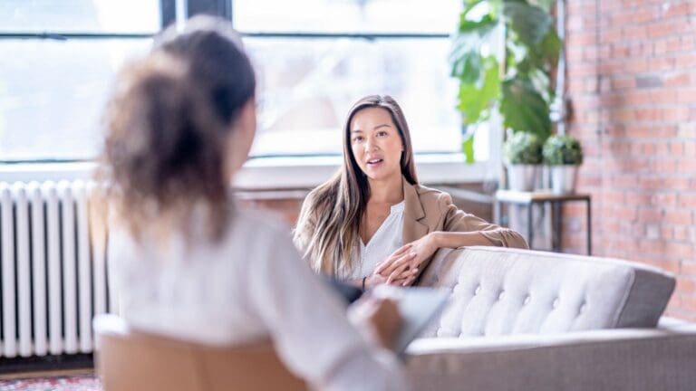 Bienestar emocional en adultos a través de psicoterapia y regulación emocional