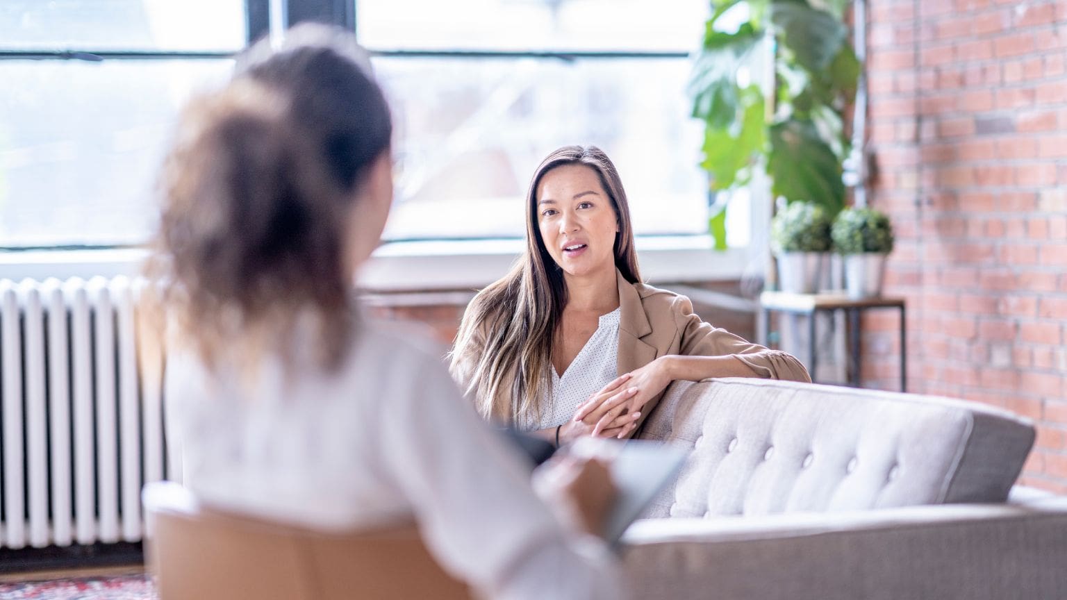 Bienestar emocional en adultos a través de psicoterapia y regulación emocional