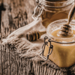 Tarro de miel natural artesanal con panal recién extraído.