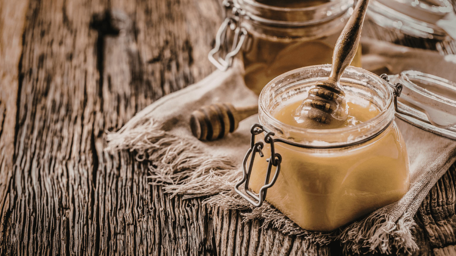 Tarro de miel natural artesanal con panal recién extraído.