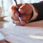 Asesoramiento sobre herencia sin testamento en España con familia y abogado revisando documentos legales