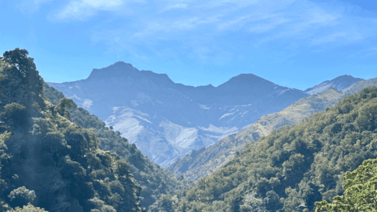 ¿Cómo vivir el turismo en Granada desde la montaña?