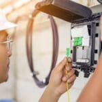 Diferencia entre WiFi y fibra óptica en hogar con instalación de internet de alta velocidad en Valencia