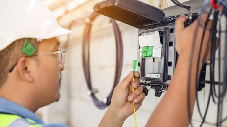 Diferencia entre WiFi y fibra óptica en hogar con instalación de internet de alta velocidad en Valencia