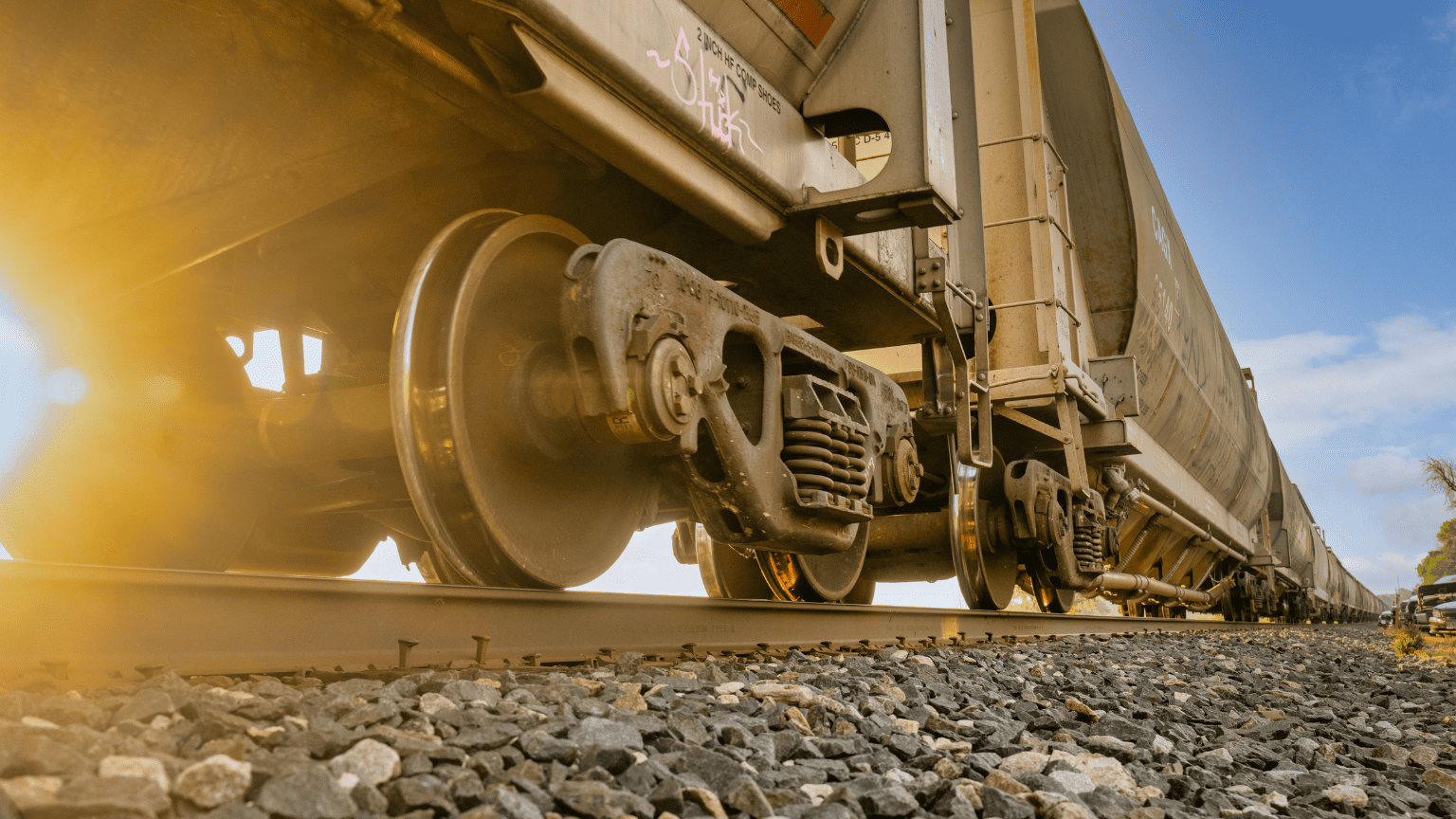 ¿Cuándo conviene optar por el alquiler de maquinaria en proyectos ferroviarios?