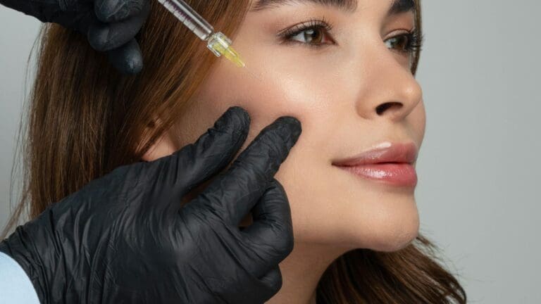 Rellenos faciales con ácido hialurónico en clínica de medicina estética facial