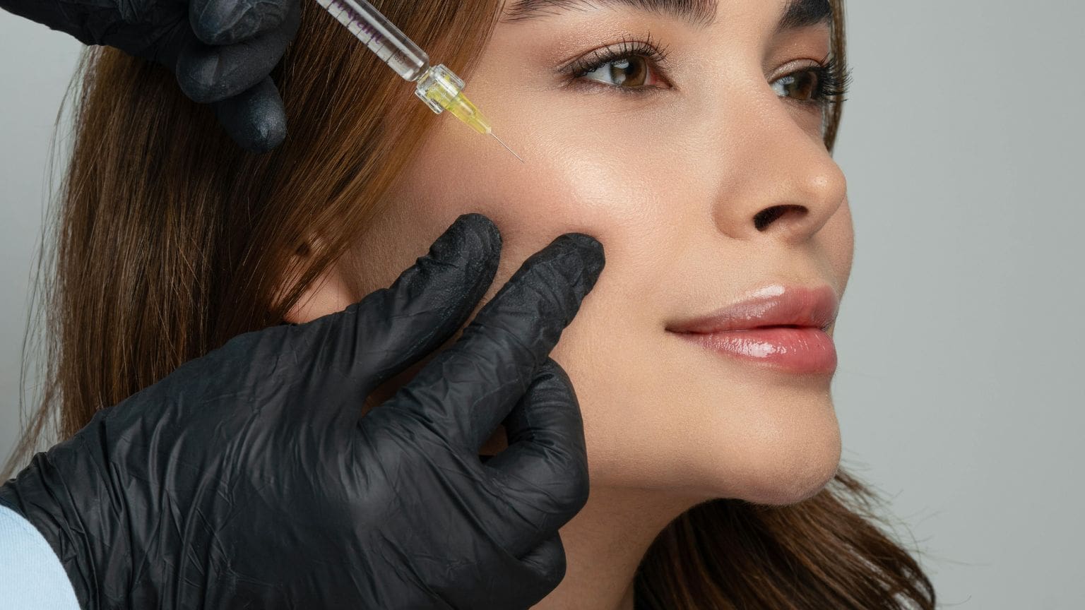 Rellenos faciales con ácido hialurónico en clínica de medicina estética facial