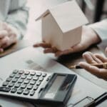 Cálculo de impuestos por vender una casa en España en 2026 con documentos y contrato de compraventa