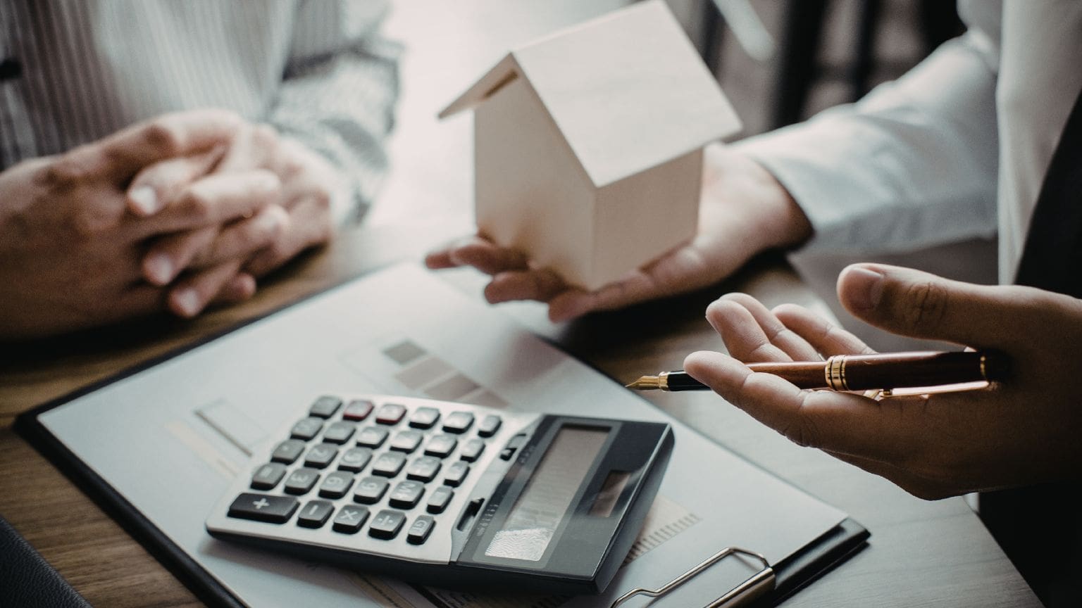 Cálculo de impuestos por vender una casa en España en 2026 con documentos y contrato de compraventa