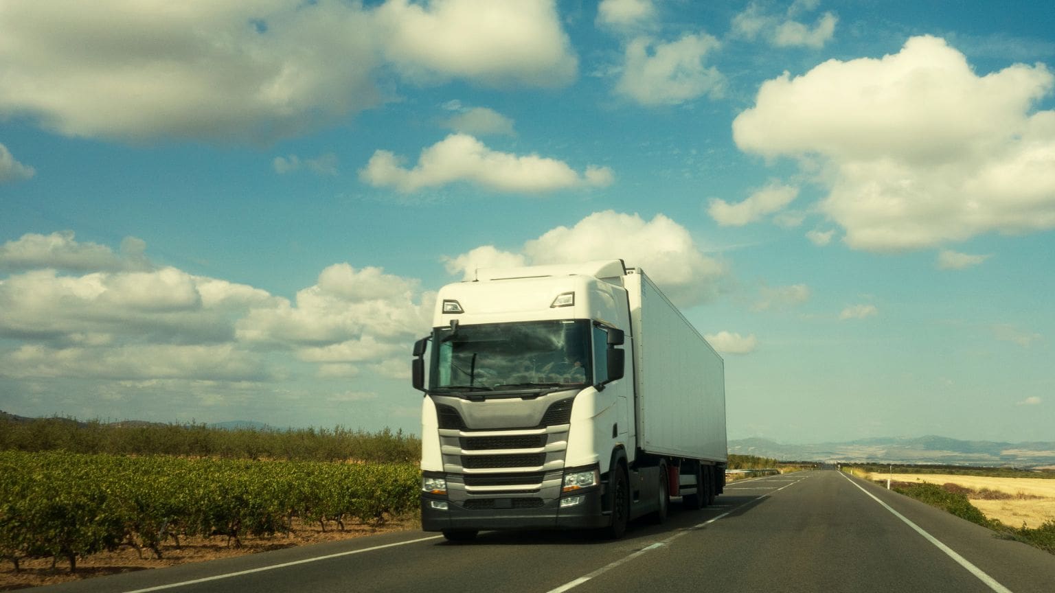 Transporte internacional por carretera en Europa con camión de mercancías