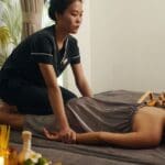 Masaje tailandés tradicional con presión profunda en centro de bienestar para aliviar tensión muscular y mejorar el equilibrio mente cuerpo