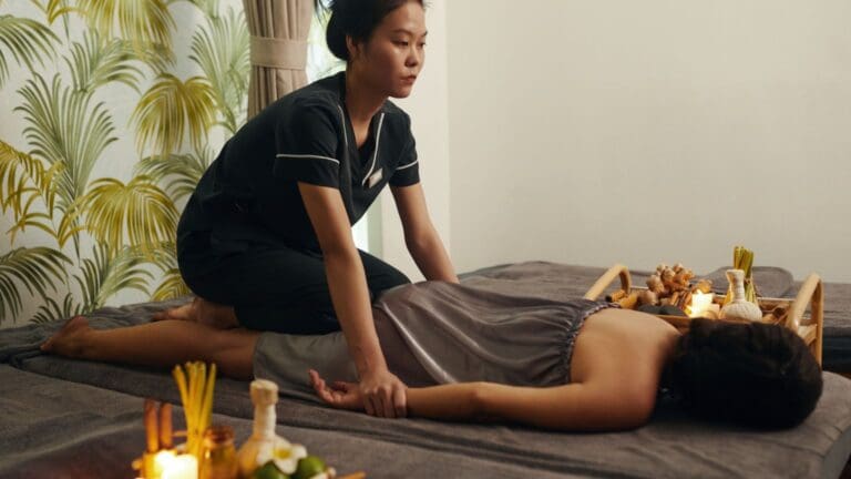 Masaje tailandés tradicional con presión profunda en centro de bienestar para aliviar tensión muscular y mejorar el equilibrio mente cuerpo