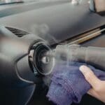 eliminar malos olores coche con limpieza con ozono en el interior del vehículo