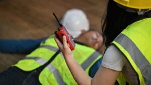 Equipo de trabajadores en empresa con seguro de accidentes empresa y protección laboral profesional