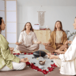 Mujer viviendo una experiencia espiritual para mujeres después de un viaje espiritual femenino