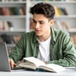 Estudiante cursando una titulación online con el mismo valor que los estudios universitarios presenciales