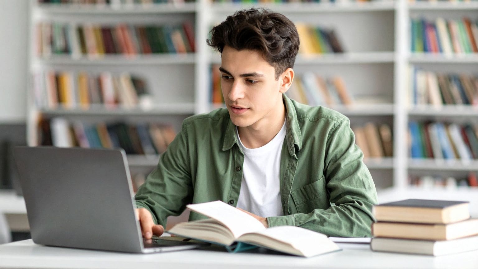 Estudiante cursando una titulación online con el mismo valor que los estudios universitarios presenciales