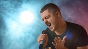 Cantante con tensión en el cuello mientras canta por una mala postura corporal.