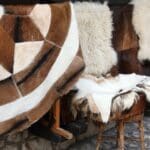 Arte textil contemporáneo en galería de arte internacional.