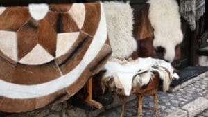 Arte textil contemporáneo en galería de arte internacional.