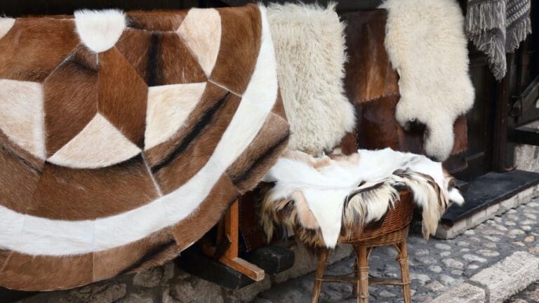 Arte textil contemporáneo en galería de arte internacional.