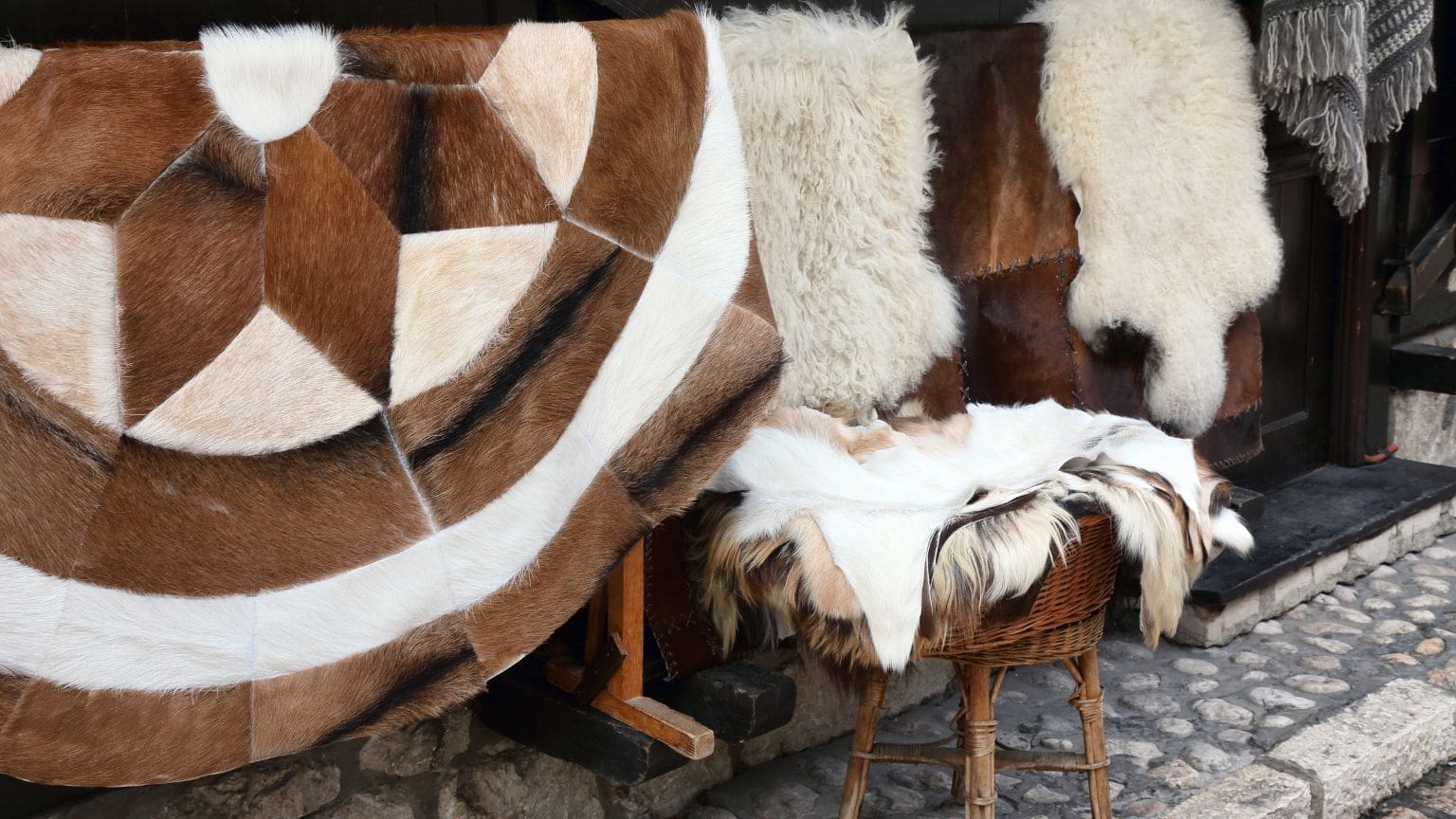 Arte textil contemporáneo en galería de arte internacional.