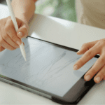 Ilustradora desarrollando dibujo profesional en estudio digital.