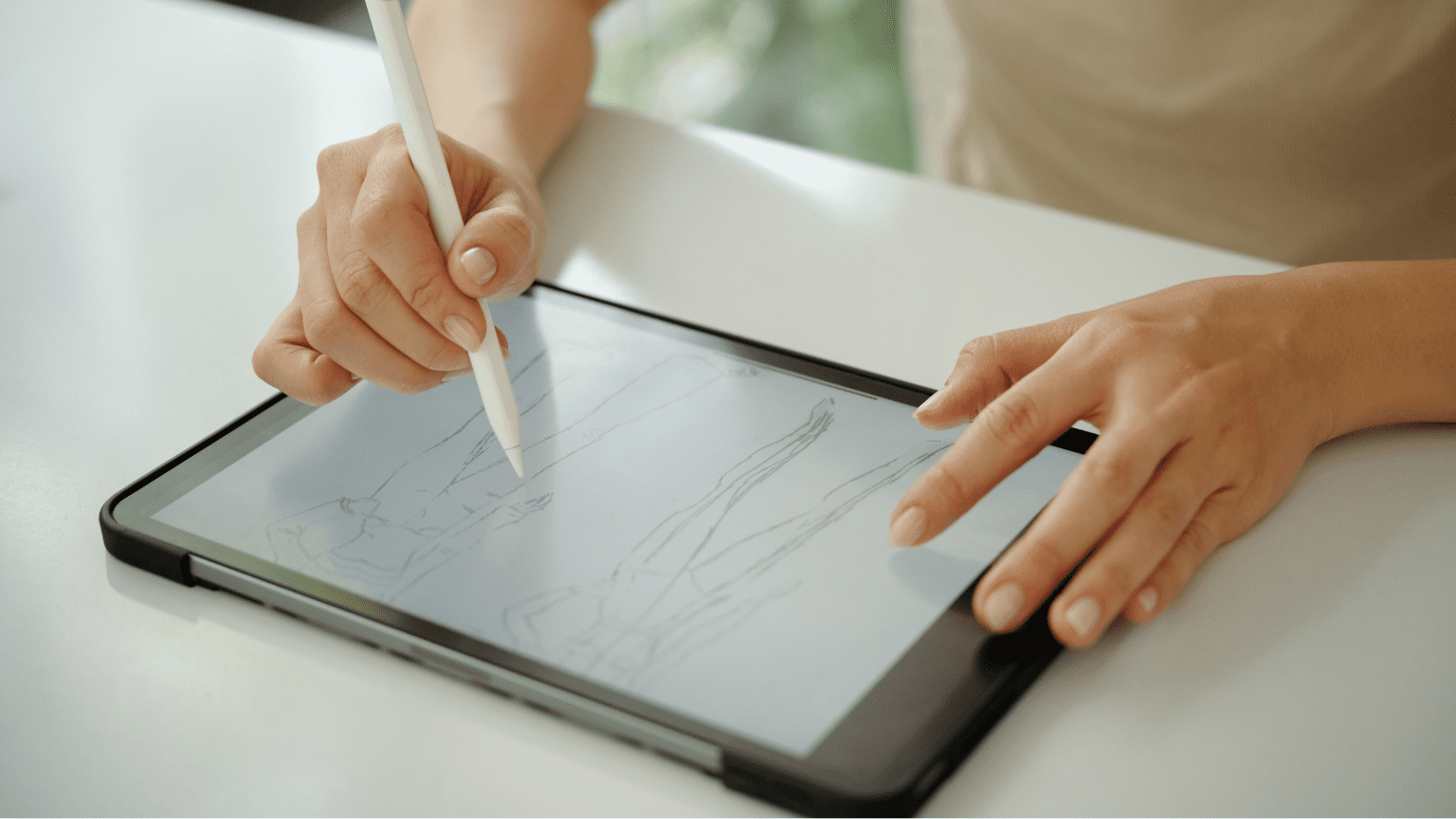 Ilustradora desarrollando dibujo profesional en estudio digital.
