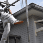 Trabajos profesionales de mantenimiento de fachadas en edificios comerciales con andamios y equipo especializado.