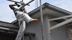 Trabajos profesionales de mantenimiento de fachadas en edificios comerciales con andamios y equipo especializado.