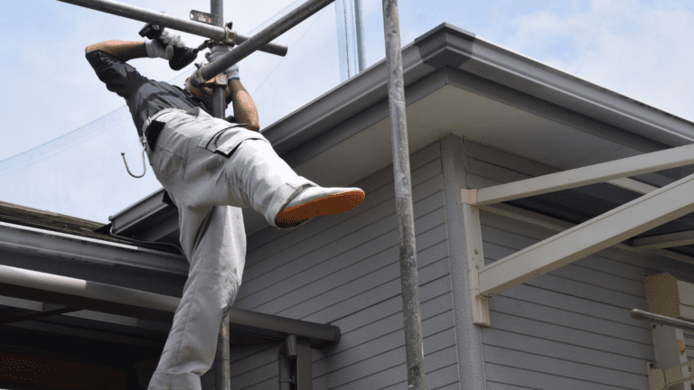 Trabajos profesionales de mantenimiento de fachadas en edificios comerciales con andamios y equipo especializado.