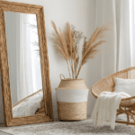 Tienda de decoración online con objetos decorativos artesanales en un estudio creativo.