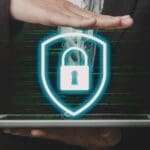 Protección de datos como estrategia empresarial con escudo digital y candado sobre tablet tecnológica