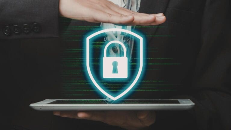 Protección de datos como estrategia empresarial con escudo digital y candado sobre tablet tecnológica