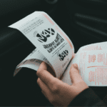 Persona revisando Loterias y apuestas desde su móvil en casa.