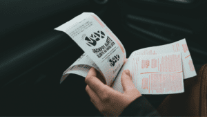 Persona revisando Loterias y apuestas desde su móvil en casa.