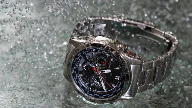 Reloj resistente al agua de acero inoxidable bajo salpicaduras en primer plano