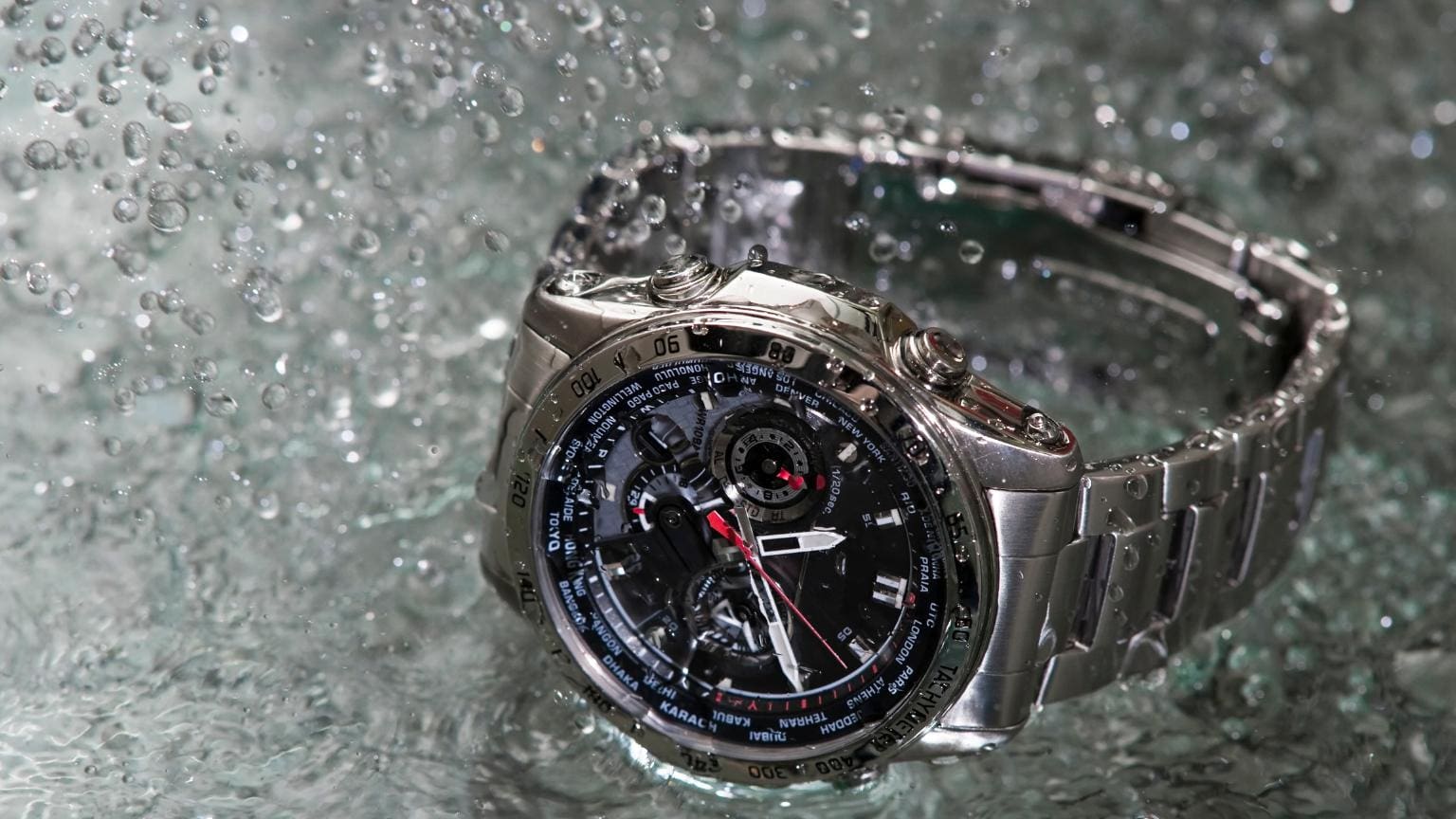 Reloj resistente al agua de acero inoxidable bajo salpicaduras en primer plano