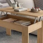 Tienda de muebles moderna con mesa auxiliar elevable de madera para el hogar en salón contemporáneo