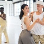 Pareja bailando bachata en clase mostrando los diferentes tipos de bachata