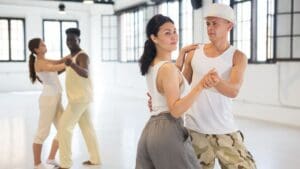 Pareja bailando bachata en clase mostrando los diferentes tipos de bachata