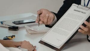 Persona revisando su póliza para evitar el infraseguro en su seguro