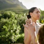 Persona en la naturaleza durante un retiro espiritual enfocada en el bienestar interior.