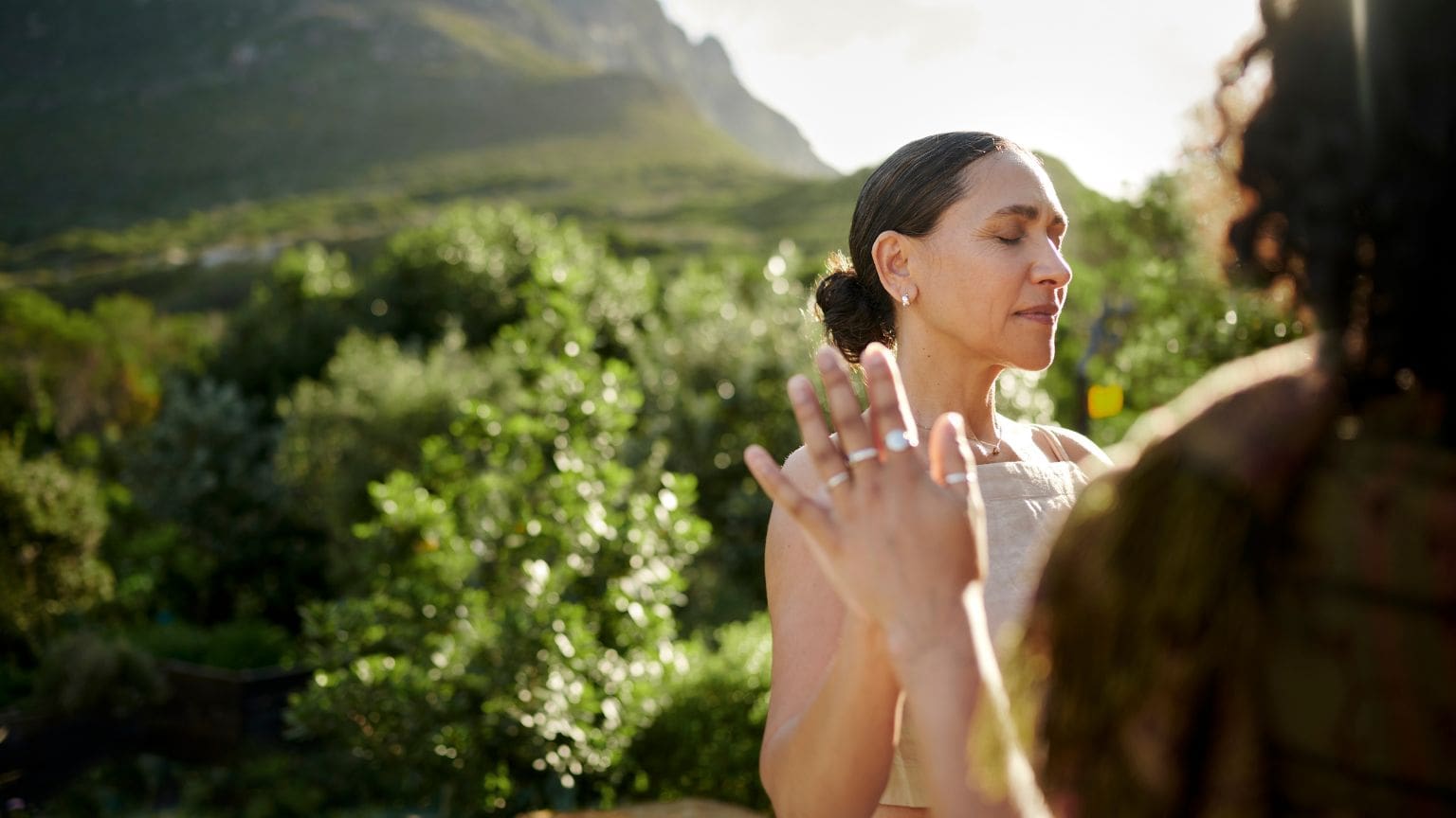 Persona en la naturaleza durante un retiro espiritual enfocada en el bienestar interior.