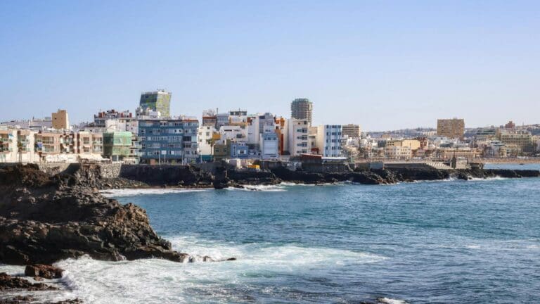 Alquiler gran canaria en zona costera con vistas al mar y edificios urbanos